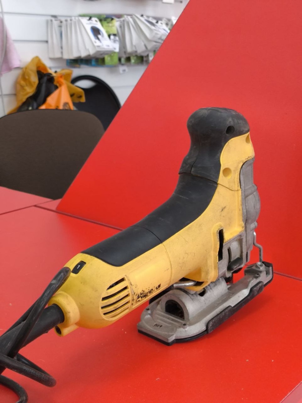 Электролобзик Dewalt  DW 333 K